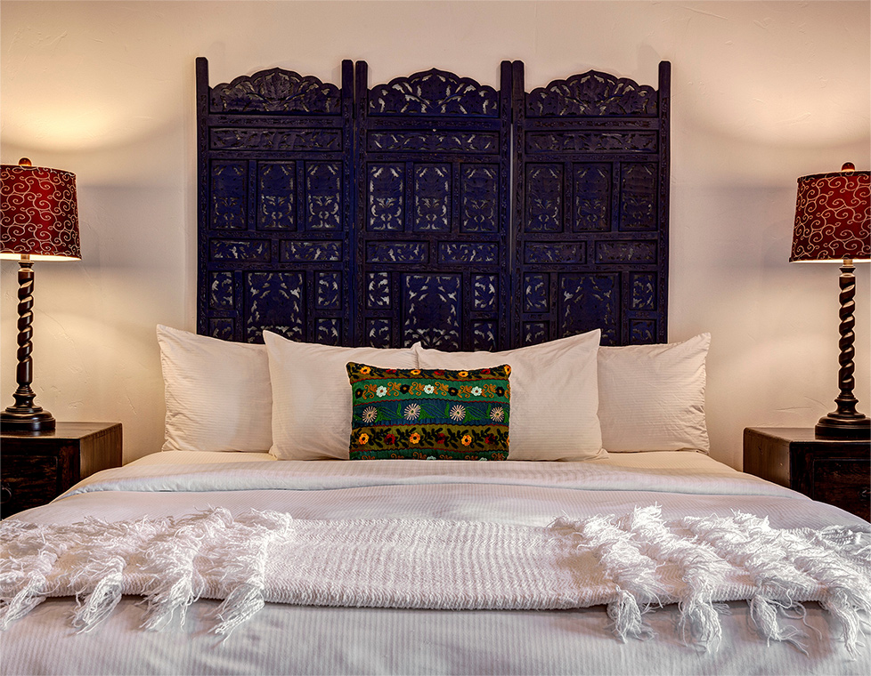 palm-springs-hotel-the-rossi-velvet-hacienda-bed